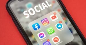Tela de smartphone com a pasta de aplicativos de redes sociais aberta