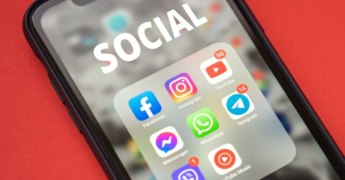 Tela de smartphone com a pasta de aplicativos de redes sociais aberta