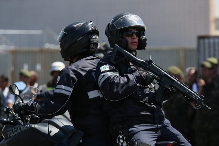 Policiais militares do Distrito Federal em motocicleta durante desfile