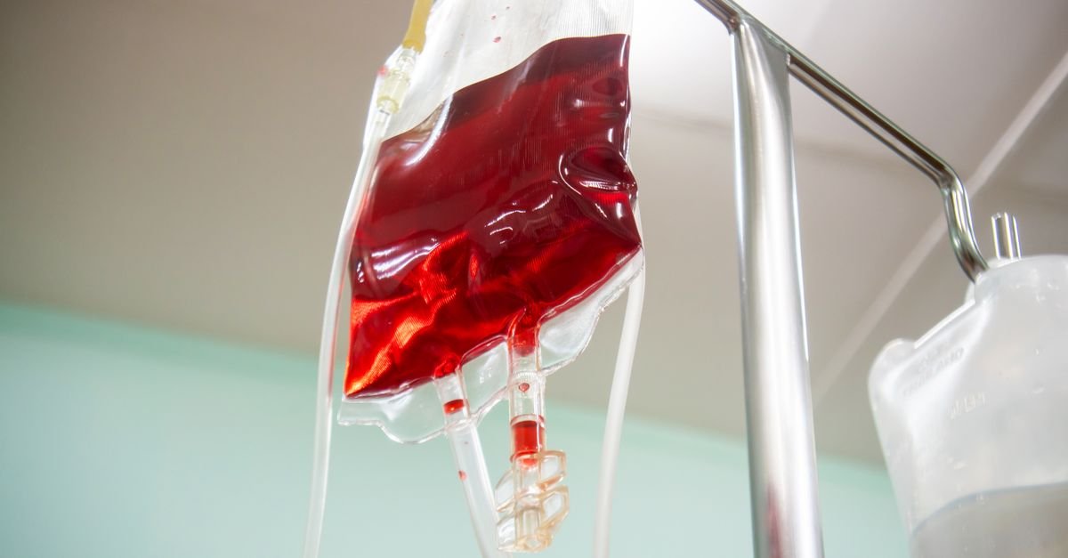 Bolsa de sangue pendurada em suporte em ambiente hospitalar