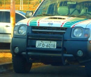 Frente de viatura da Polícia Civil do Distrito Federal, com a inscrição Polícia Civil no capô e placa de Brasília