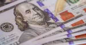 Notas de cem dólares americanos empilhadas em close-up