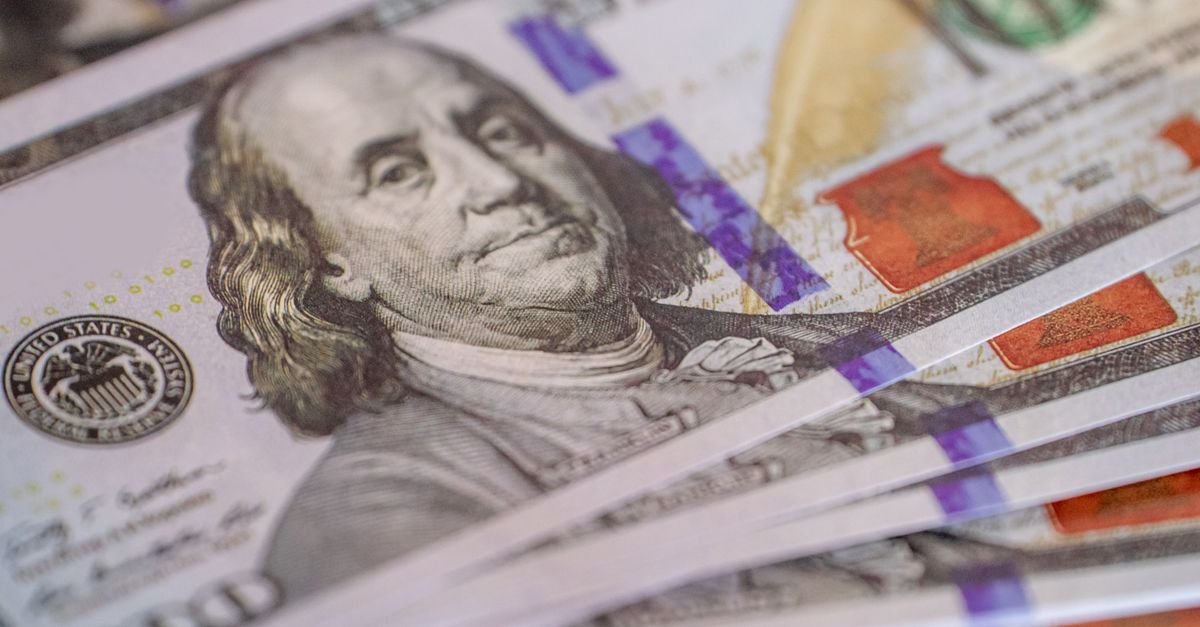 Notas de cem dólares americanos empilhadas em close-up