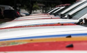 Fileira de viaturas da Polícia Militar do Distrito Federal estacionadas