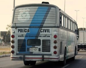 Veículo da Polícia Civil do Estado de Goiás em via urbana