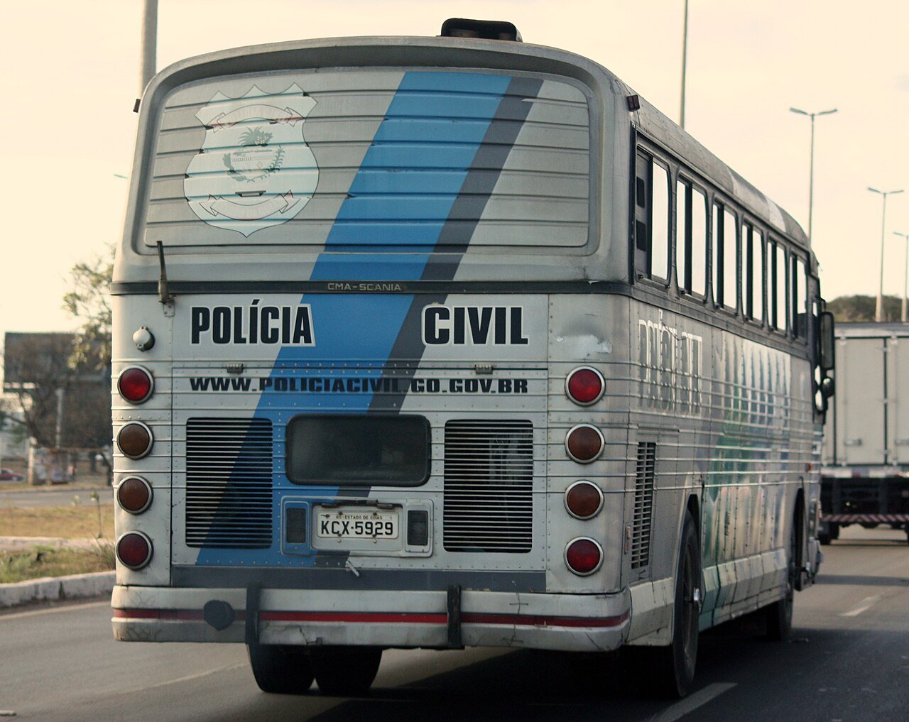 Veículo da Polícia Civil do Estado de Goiás em via urbana