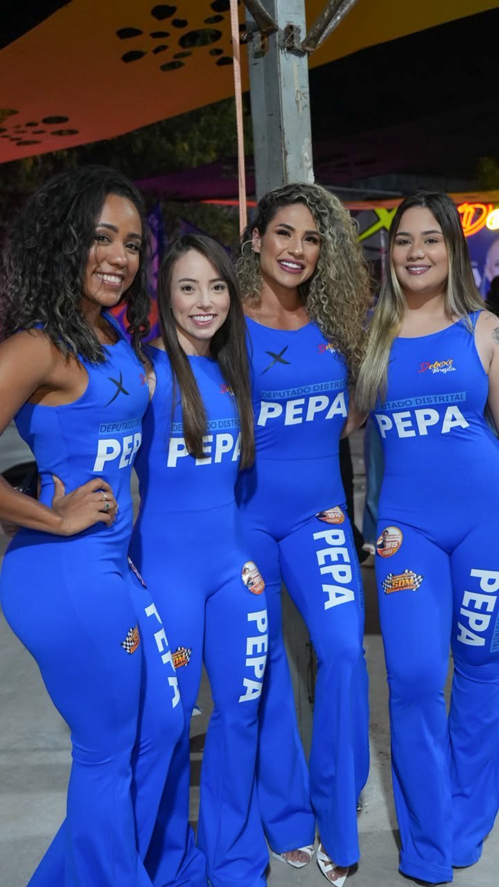 Equipe promocional com uniforme da campanha durante o adesivaço em Planaltina