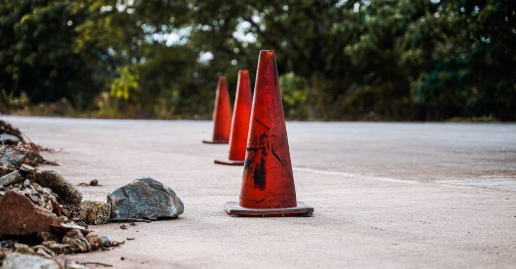 Cones de transito vermelhos alinhados sobre pista bloqueada