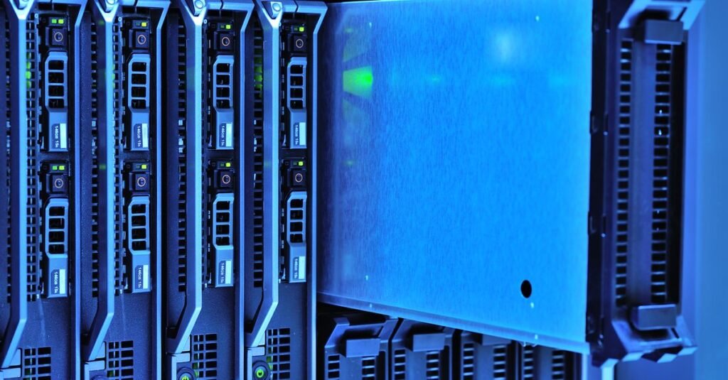 Rack de servidores iluminado em azul dentro de um data center