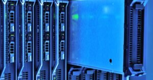 Rack de servidores iluminado em azul dentro de um data center