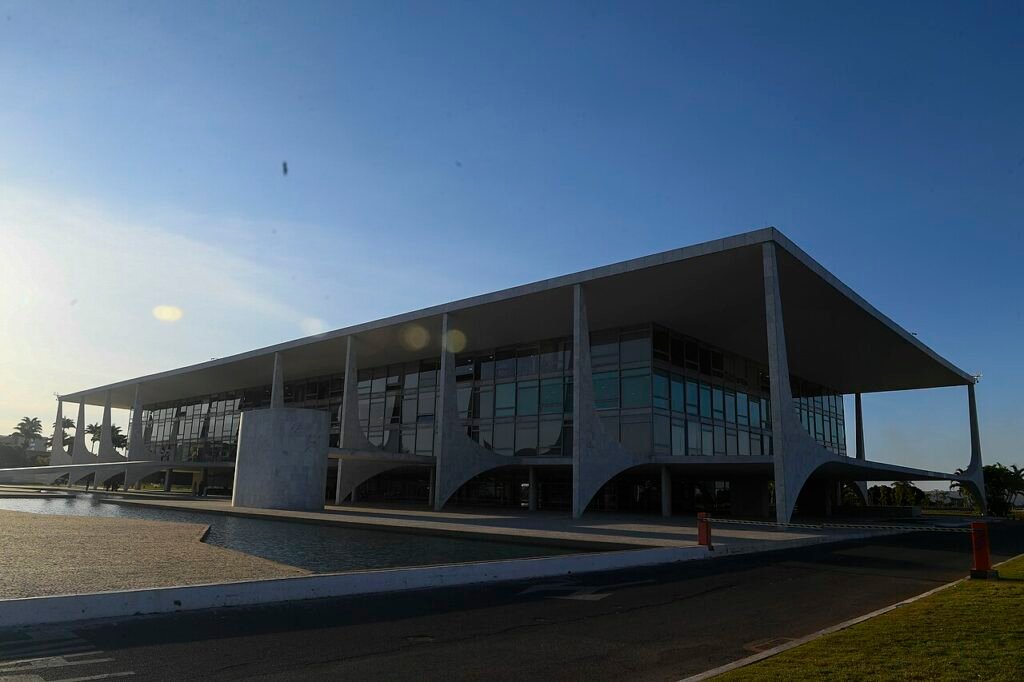 Fachada do Palácio do Planalto, em Brasília, ao entardecer