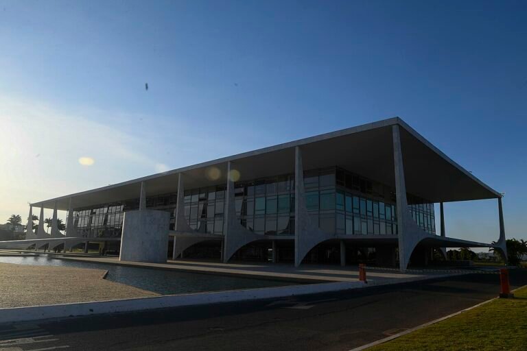 Fachada do Palácio do Planalto, em Brasília, ao entardecer