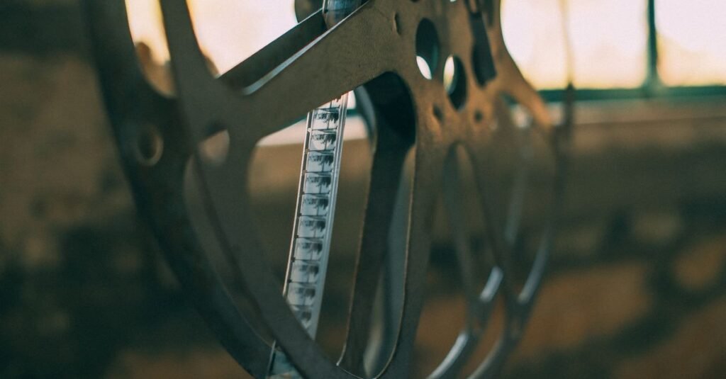 Rolo de filme cinematográfico em closeup, com a película exposta contra a luz