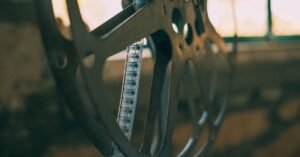 Rolo de filme cinematográfico em closeup, com a película exposta contra a luz