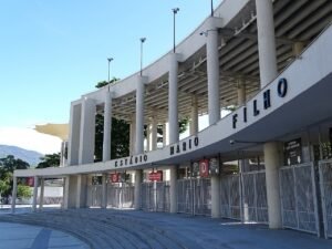 Fachada do Estádio Mário Filho, o Maracanã, no Rio de Janeiro, com portões de acesso fechados