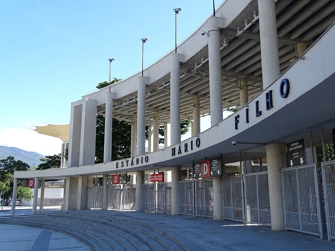 Fachada do Estádio Mário Filho, o Maracanã, no Rio de Janeiro, com portões de acesso fechados
