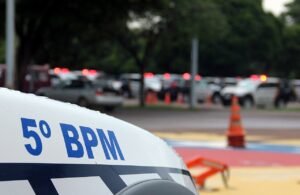 Viatura da Polícia Militar do Distrito Federal com outras viaturas ao fundo