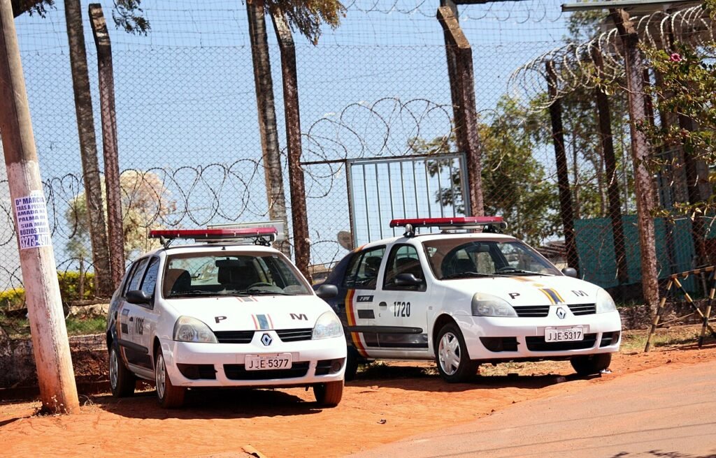Viaturas da Polícia Militar do Distrito Federal estacionadas em frente a batalhão