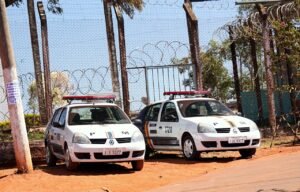 Viaturas da Polícia Militar do Distrito Federal estacionadas em frente a batalhão