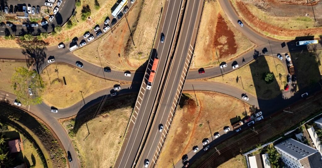 Vista aérea de trevo rodoviário com veículos em movimento