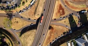 Vista aérea de trevo rodoviário com veículos em movimento