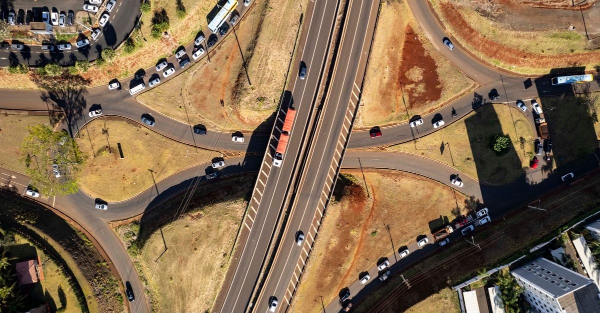 Vista aérea de trevo rodoviário com veículos em movimento