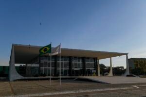 Fachada do edifício-sede do Supremo Tribunal Federal, em Brasília, com as bandeiras do Brasil e do Mercosul hasteadas
