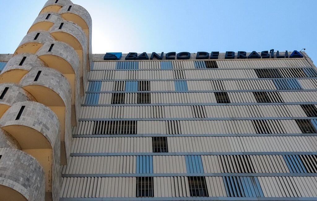 Fachada do edifício sede do Banco de Brasília vista de baixo
