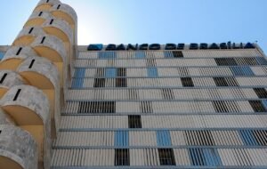 Fachada do edifício sede do Banco de Brasília vista de baixo
