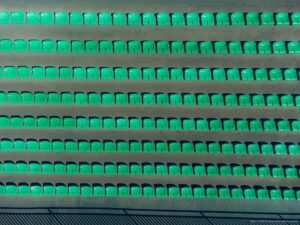 Arquibancada com cadeiras verdes do Estádio Valmir Campelo Bezerra, o Bezerrão, no Gama