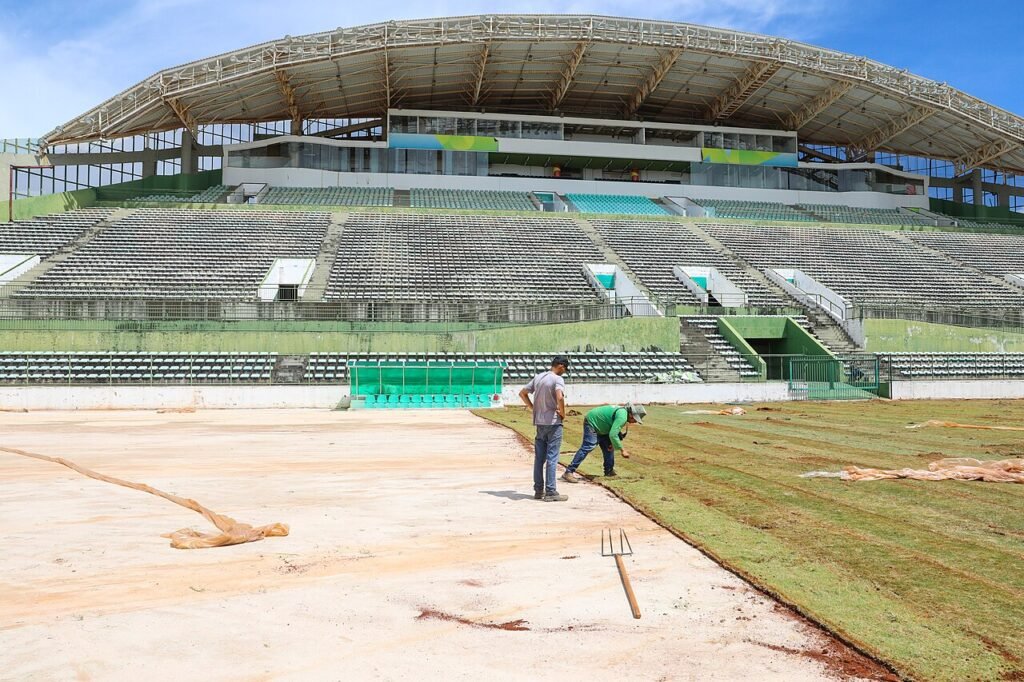 Arquibancadas e gramado do Estádio Bezerrão, no Gama