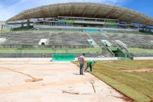 Arquibancadas e gramado do Estádio Bezerrão, no Gama