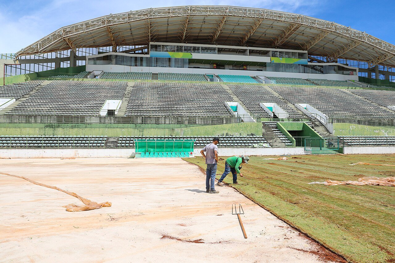 Arquibancadas e gramado do Estádio Bezerrão, no Gama