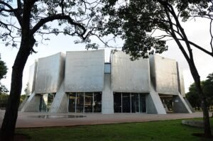 Fachada do Planetário de Brasília vista do gramado