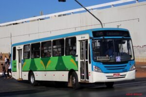 Ônibus do transporte público do Distrito Federal em via de Brasília com passageiros a bordo