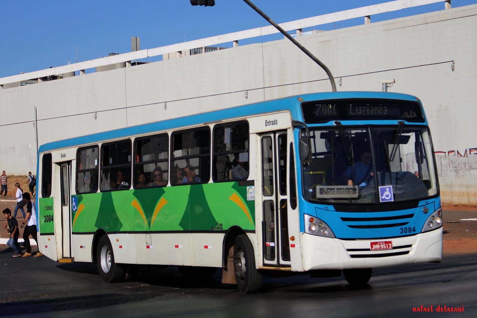 Ônibus do transporte público do Distrito Federal em via de Brasília com passageiros a bordo