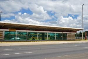 Estação do BRT em Vargem Bonita, no Distrito Federal, com ônibus amarelo ao fundo