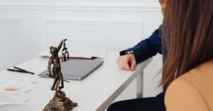 Estatueta da Justica sobre mesa de escritorio de advocacia