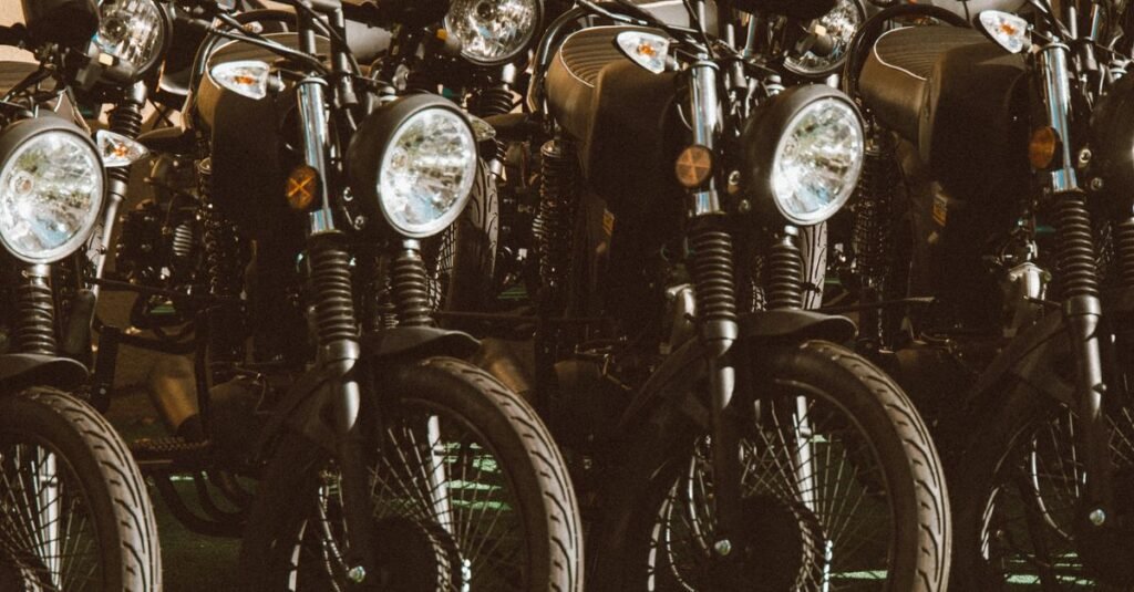 Motocicletas clássicas enfileiradas, em referência às motos de coleção declaradas na disputa