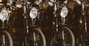 Motocicletas clássicas enfileiradas, em referência às motos de coleção declaradas na disputa