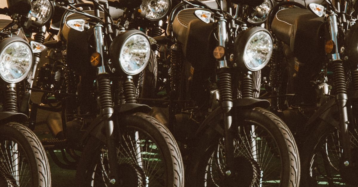 Motocicletas clássicas enfileiradas, em referência às motos de coleção declaradas na disputa