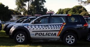Viaturas da Polícia Militar do Distrito Federal enfileiradas, com identificação de batalhão na lateral