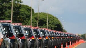 Fileira de viaturas da Polícia Militar do Distrito Federal estacionadas em via de Brasília