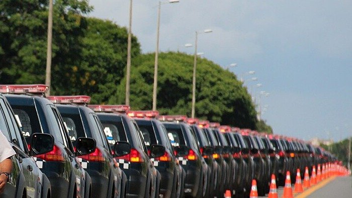 Fileira de viaturas da Polícia Militar do Distrito Federal estacionadas em via de Brasília