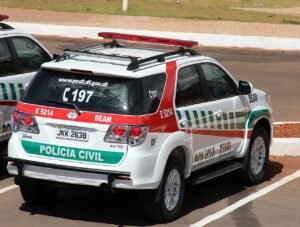 Viatura branca da Polícia Civil do Distrito Federal estacionada, com identificação da corporação e telefone 197 na traseira