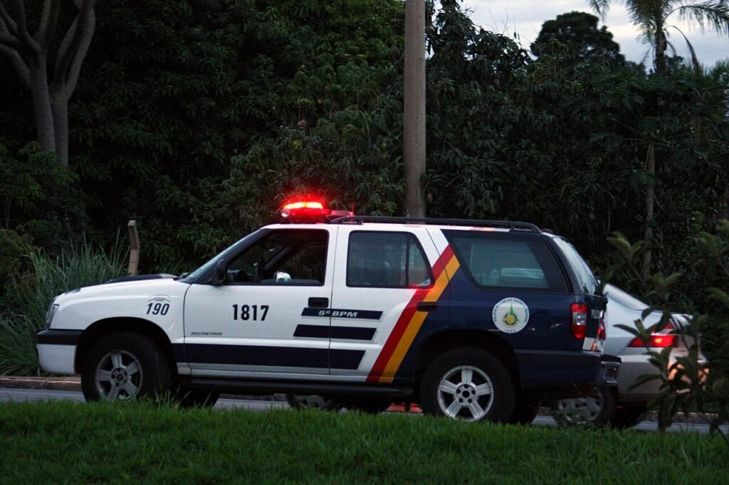 Viatura da Polícia Militar do Distrito Federal com giroflex acionado