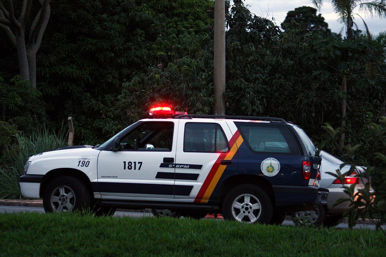Viatura da Polícia Militar do Distrito Federal com giroflex acionado