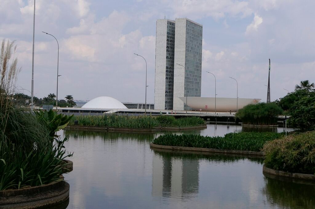 Fachada do Congresso Nacional em Brasília, com as torres gêmeas e as cúpulas do Senado e da Câmara