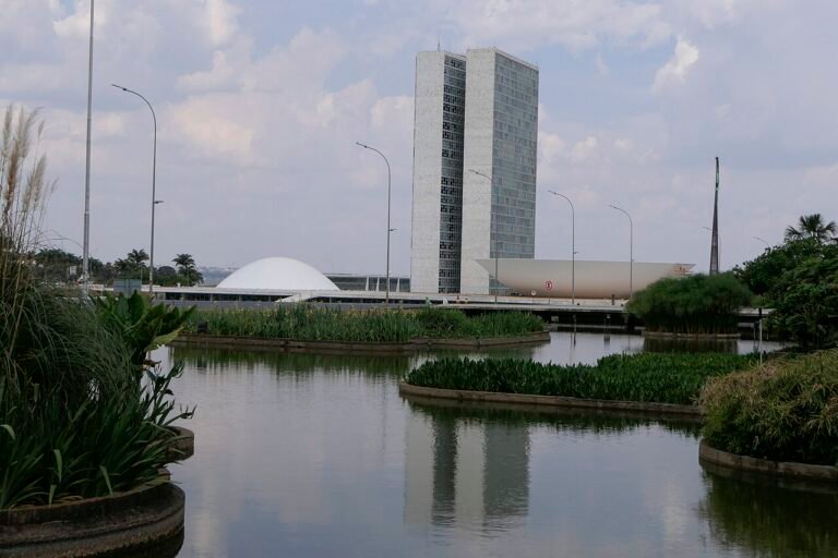 Fachada do Congresso Nacional em Brasília, com as torres gêmeas e as cúpulas do Senado e da Câmara