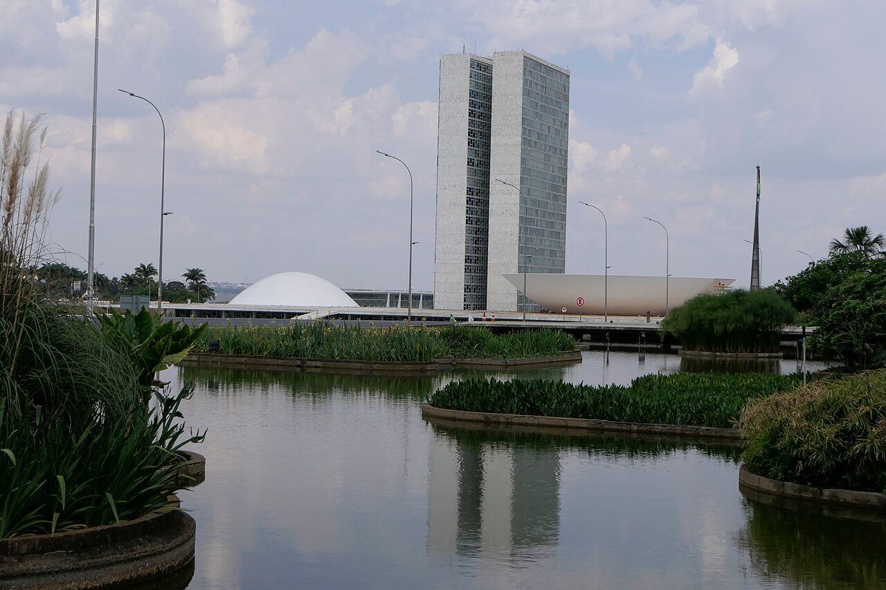 Fachada do Congresso Nacional em Brasília, com as torres gêmeas e as cúpulas do Senado e da Câmara